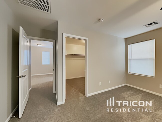 Building Photo - 1420 S Ponderosa Dr