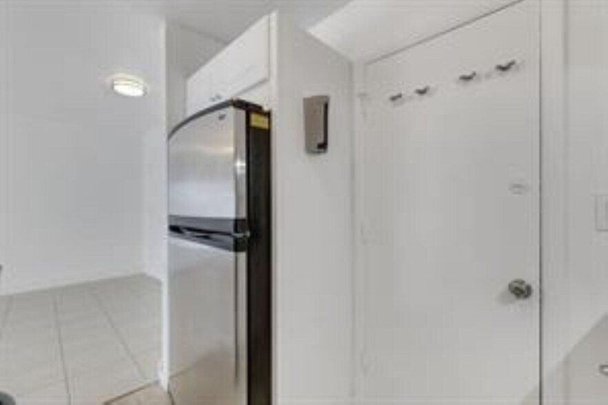 Building Photo - 3040 NE 16th Ave