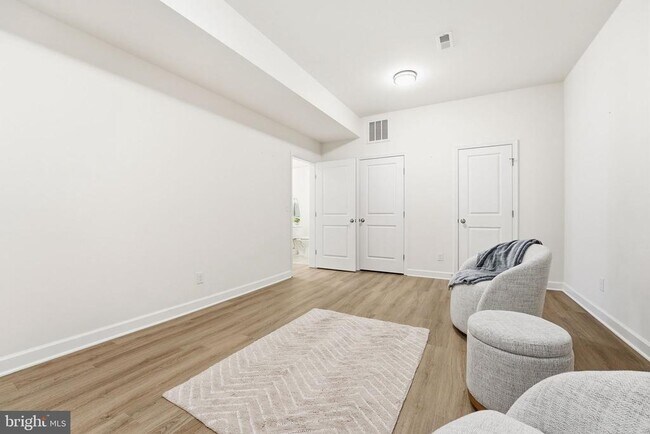 Building Photo - 139 Oak View St