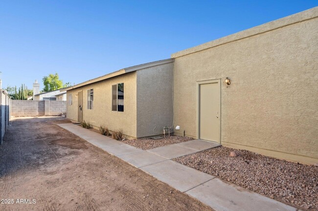 Building Photo - 619 E Jensen St