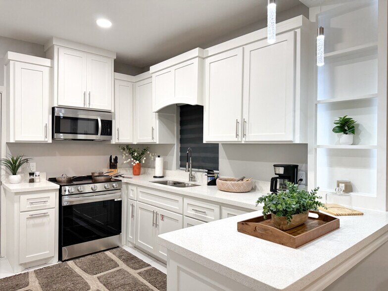 Building Photo - 1118 Country Club Dr