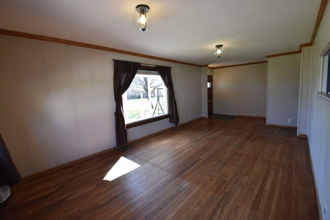 Building Photo - 3 Bedroom 2 Full Bath Home in Greenfield, Fenced Yard