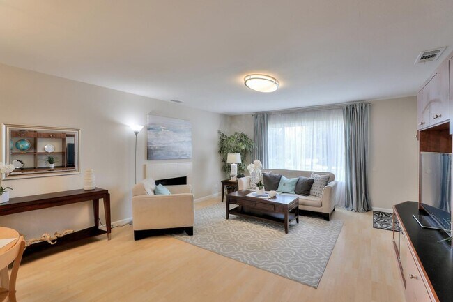 Building Photo - 1060 Belford Dr
