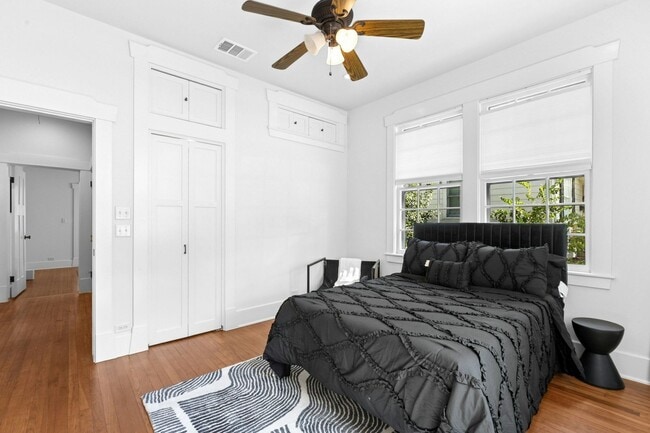 Building Photo - 1206 W 22 1/2 St