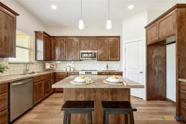 Building Photo - 2109 Meadow View Dr