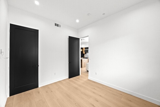 Building Photo - Bright and Spacious Newly Renovated Townhome | 5 Bedroom | 5 Bathroom | Parking Included