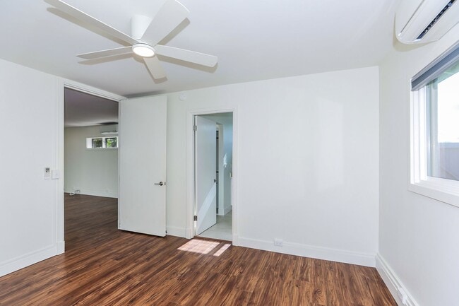 Building Photo - Kahala Avenue Beachside -  1 minute walk to beach  Recently remodeled w/fenced yard. 1 bdrm, 1 ba...