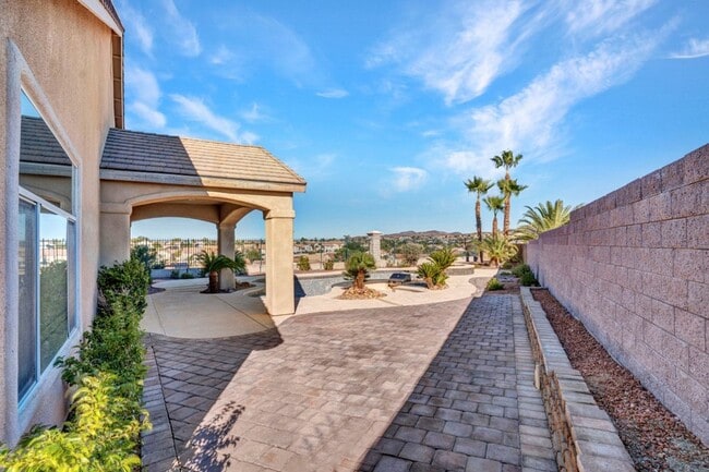Building Photo - 4 bed, 2.5 bath single-story home in the g...