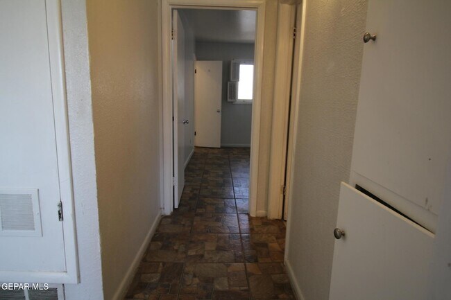 Building Photo - 317 Thunderbird Dr