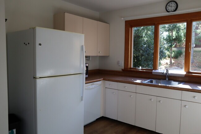 Building Photo - 151 Chestnut Ridge Rd