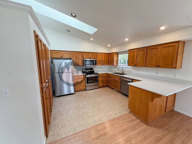 Building Photo - Beautiful Well Cared for West Salem Home
