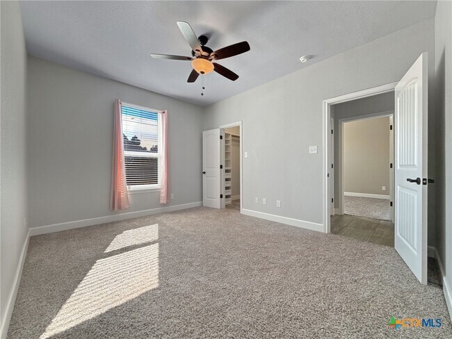 Building Photo - 1066 Vista Dr