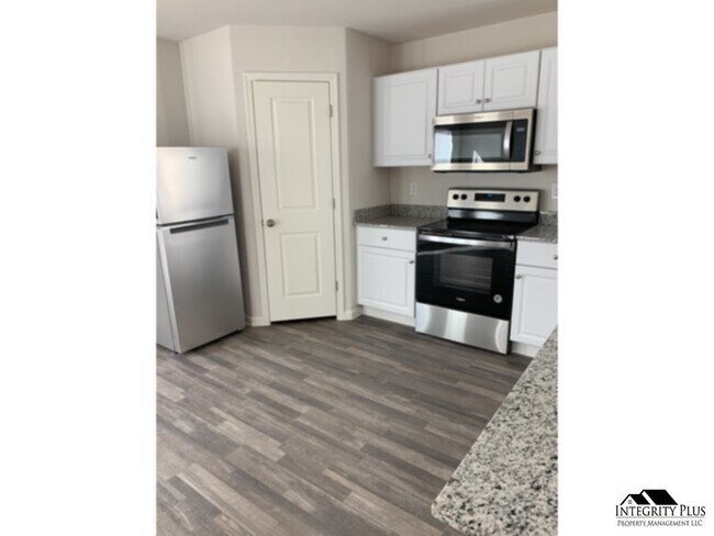 Building Photo - 4 bedroom 3 bath