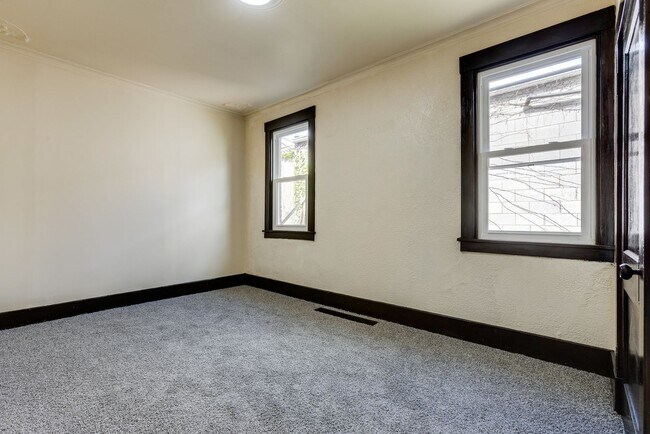 Building Photo - 609 E Warrington Ave