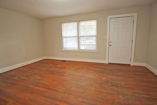 Building Photo - 2026/2027 PRE-LEASE! 5 Bedroom - Close to ...
