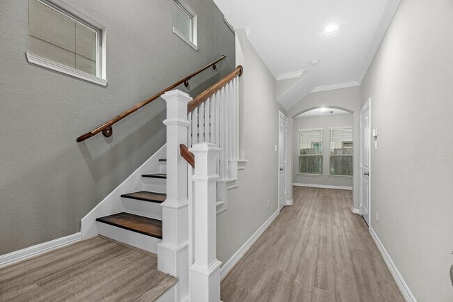 Building Photo - 458 N Live Oak St