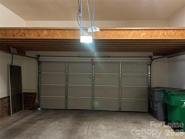 Building Photo - 711 E 9th St