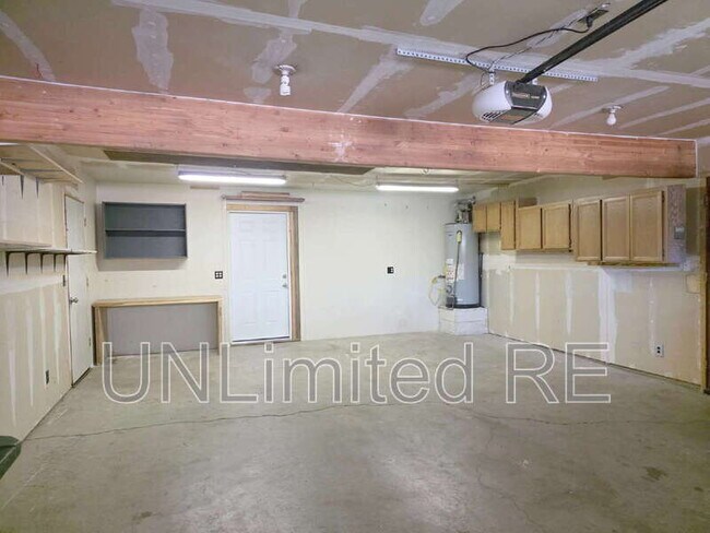 Building Photo - 2589 N Oakmont Dr