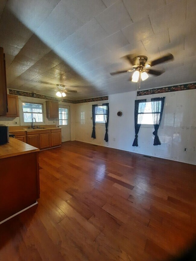 Building Photo - $1,700 - 2 Bedroom, 1.5 Bathroom Unfurnished House with Bonus Room in Sylva, Very Close to WCU