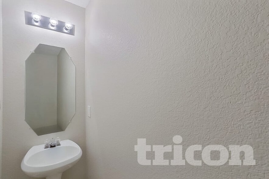 Building Photo - 608 Canyon Pl