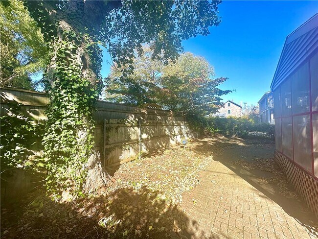 Building Photo - 12 Johnson Ct