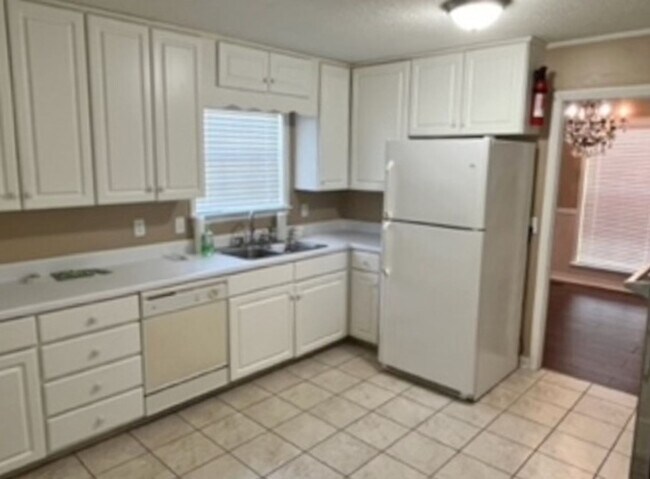 Building Photo - 3 Bedroom, 2 Bath home.