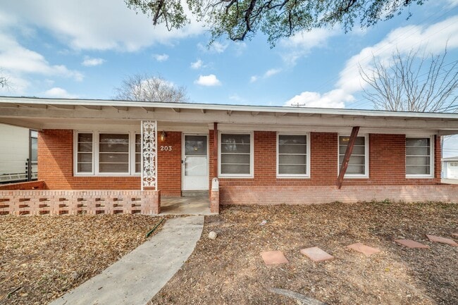 Building Photo - BEAUTIFUL MID-CENTURY HOME IN DELLVIEW