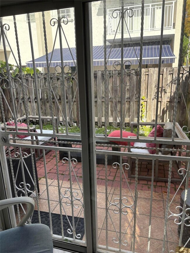 Building Photo - 2050 NE 140th St