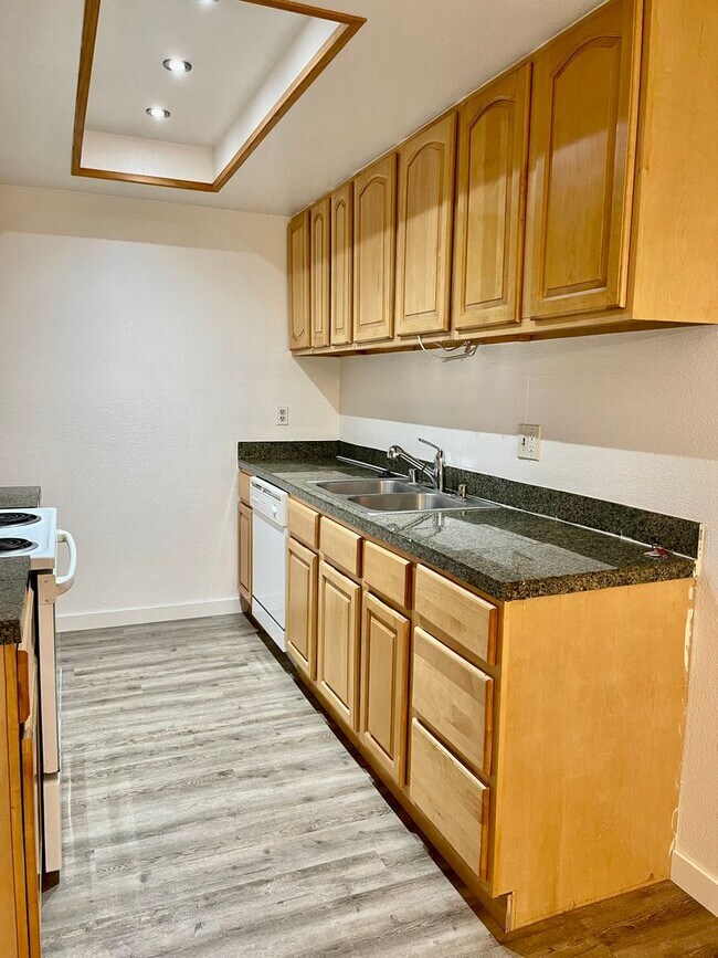 Building Photo - MONTOYA8907-8909