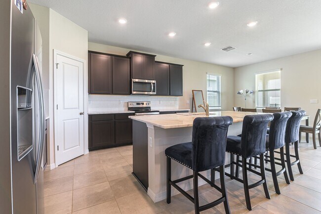 Building Photo - Pet Friendly, Spacious, modern 4 bed home ...