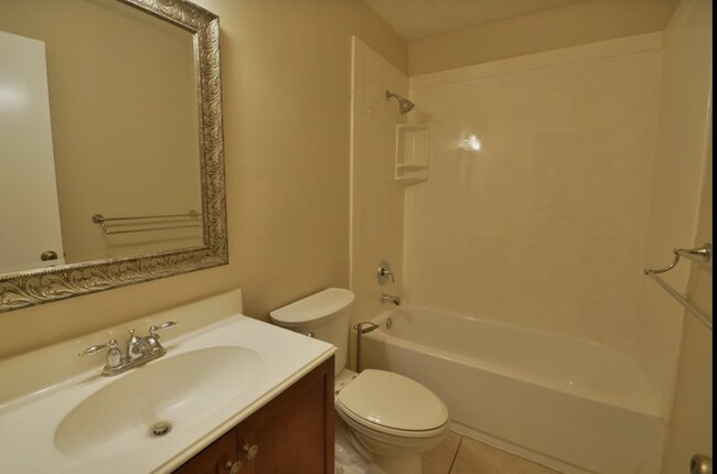 Shared bath - 3411 Dryburgh Ct