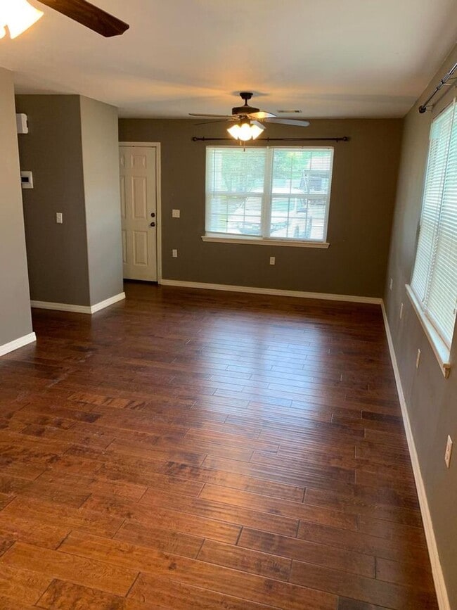 Building Photo - Come take a look at this cute 3 bedroom 1....