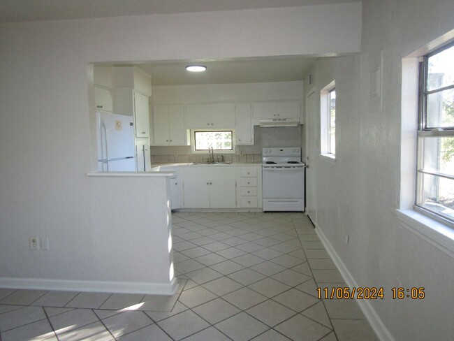 Building Photo - Newly renovated! $200 off First Full month...