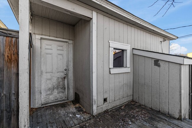 Building Photo - Cozy 2/1 Home Near Kendall Yards