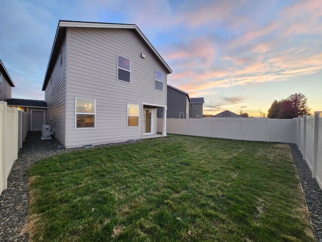 Building Photo - Brand New Construction and Smart Home Comp...