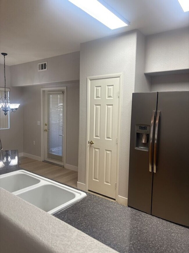 Building Photo - Downstairs unit with 3 bedroom and with two baths