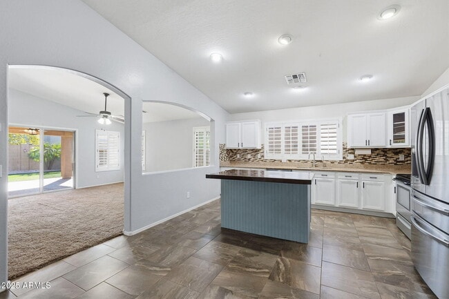 Building Photo - 21663 E Via Del Rancho Rd