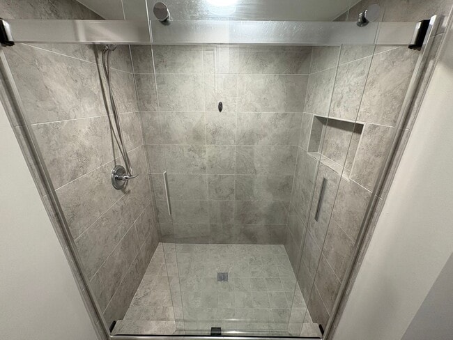 Building Photo - Beautiful 4 bedroom townhouse with incredible kitchen