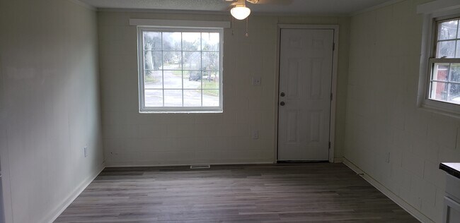 Building Photo - 905 Douglas Dr