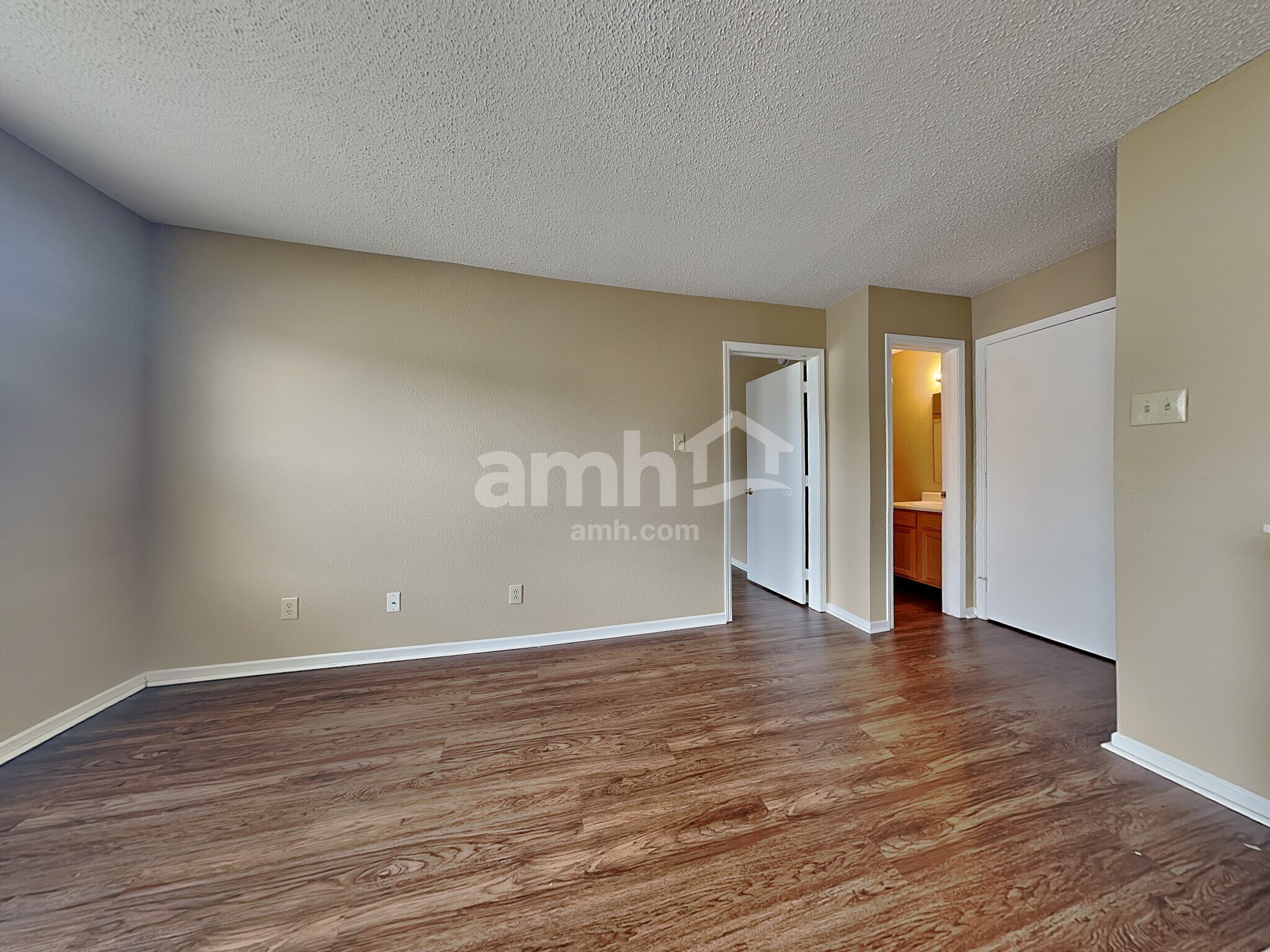 Building Photo - 14470 Forsythia Ln