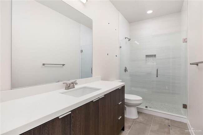 Building Photo - 13 E Iris Ave