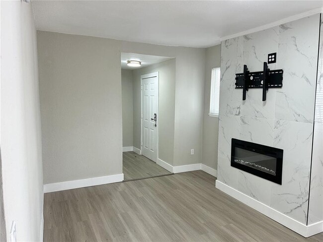 Building Photo - 706 E Flora St