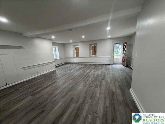 Building Photo - 1037 N 6th St Ext