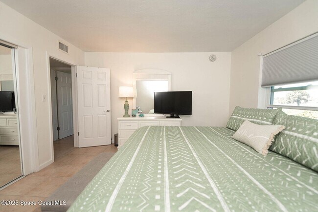 Building Photo - Furnished and Available  Oct 15-Dec 15 2026.  Then for next year May 1 - September 30th, 2027