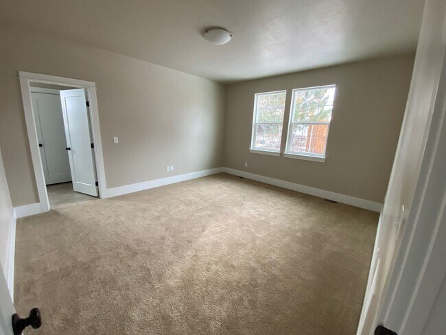 Building Photo - Beautiful 3-Bed, 2-Bath Home in The Arbors Subdivision