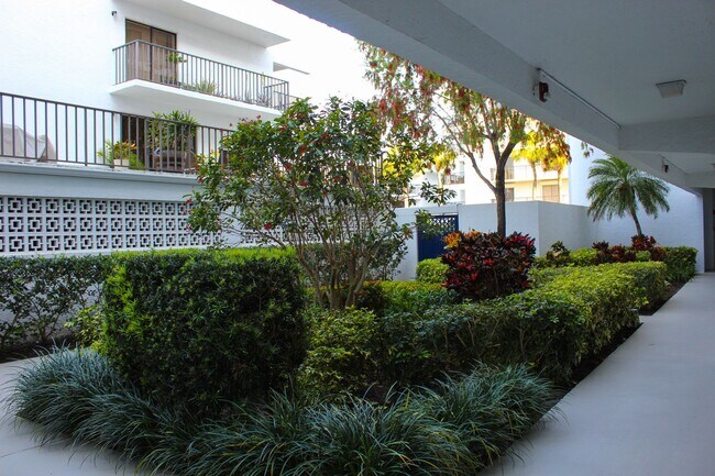 Building Photo - 1616 Ocean Dr