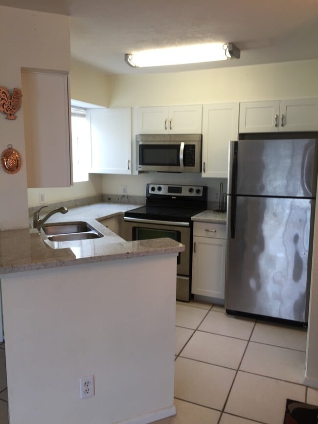 Building Photo - Fully Furnished 1BR/1BA Condo Just 3 Block...