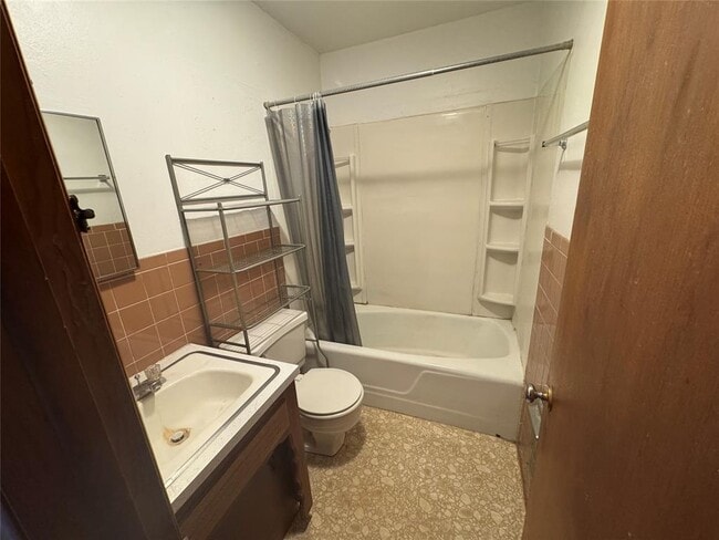 Building Photo - 1303 Meadow Ln