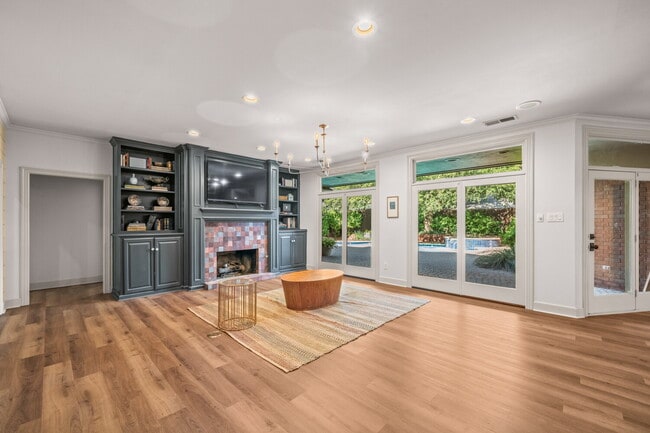 Building Photo - Luxury 5 Bed, 4.5 Bath, with Pool in Lakeridge!!!