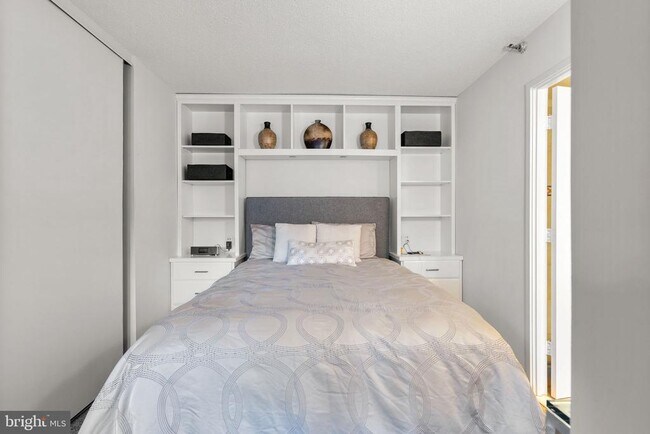 Building Photo - 900 N Stafford St